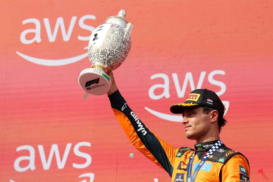 Norris s trofejou pre víťaza.