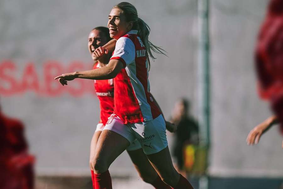 Grande golo de Halldórsdóttir decidiu a eliminatória Grande golo de Halldórsdóttir decidiu a eliminatória