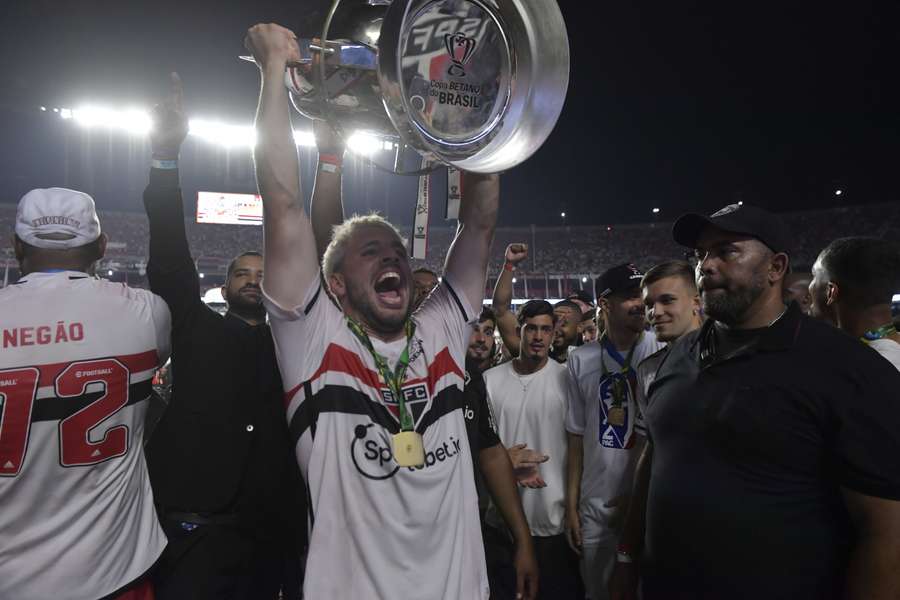 Calleri ergue a taça da Copa do Brasil