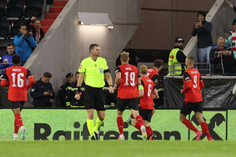 Österreich bejubelt den ersten Treffer. Österreich bejubelt den ersten Treffer.