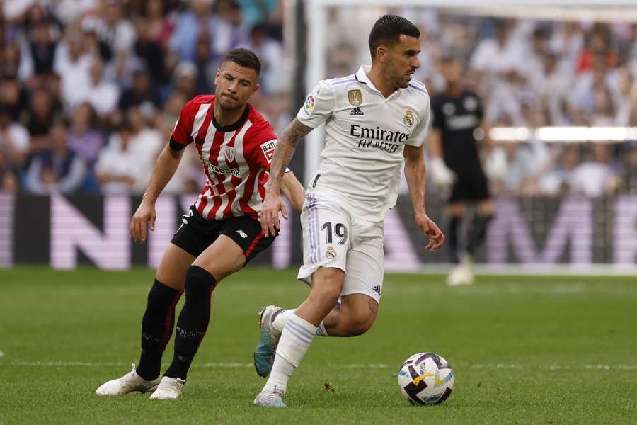 Dani Ceballos (R) in actie tijdens een competitiewedstrijd tegen Athletic Club