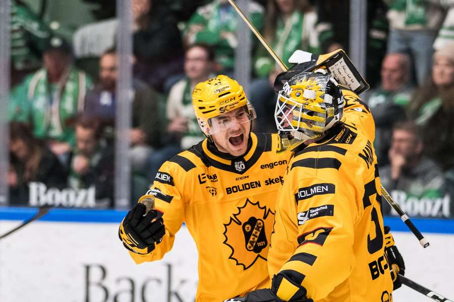 Skelleftea players celebrate victory over Rogle