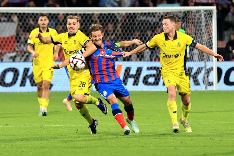 Roztrhali soupeře na kousky... Plzeňský kapitán Patrik Hrošovský v obležení hráčů Saint-Gilloise.