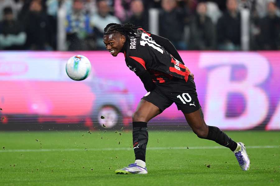 Rafael Leão em ação pelo Milan