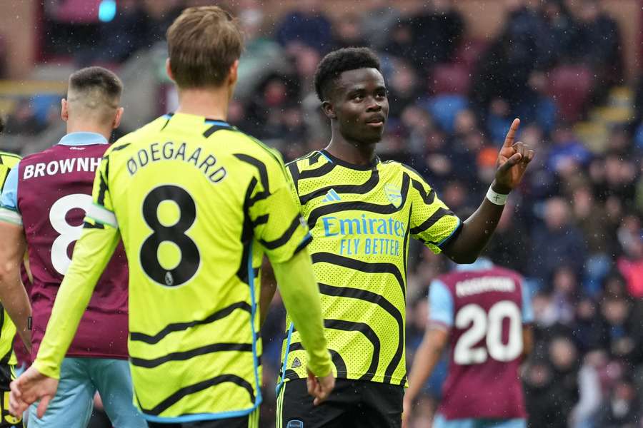 Arsenal's English midfielder #07 Bukayo Saka (C) celebrates after scoring their second goal