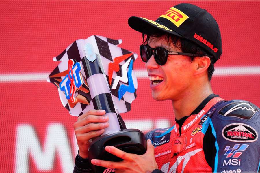 Ai Ogura s trofejí pro vítěze Velké ceny Nizozemska kubatury Moto2.