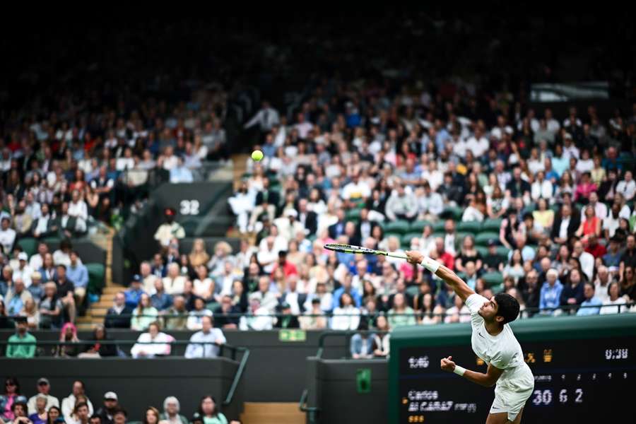 Carlos Alcaraz em ação em Wimbledon