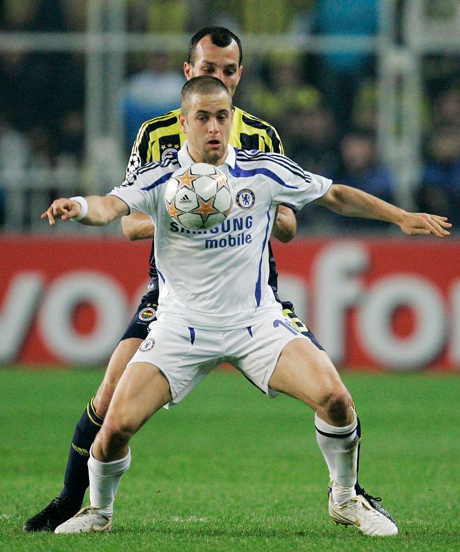 Dracena marca Joe Cole em confronto entre Fenerbahçe e Chelsea
