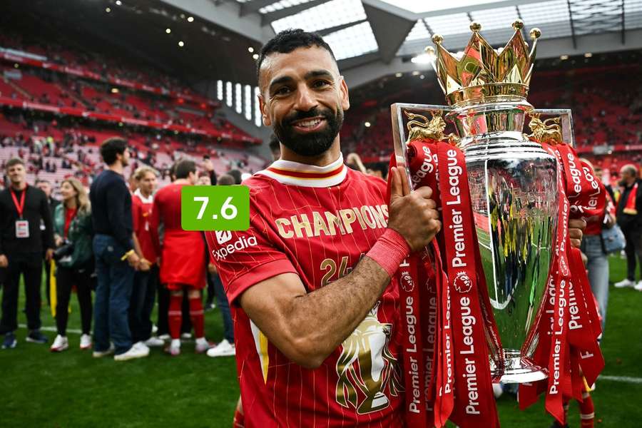 Salah posa con el trofeo de la Premier League.