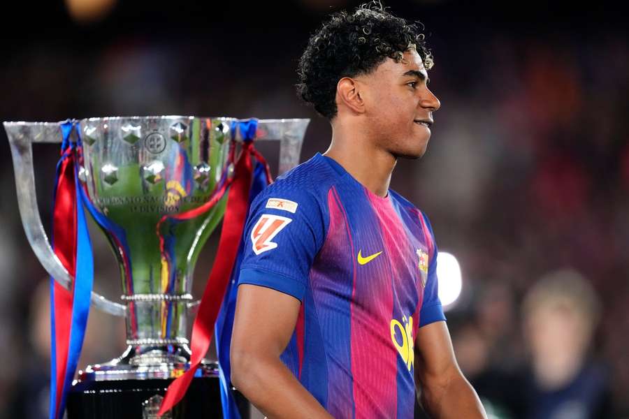Lamine Yamal com o troféu da La Liga