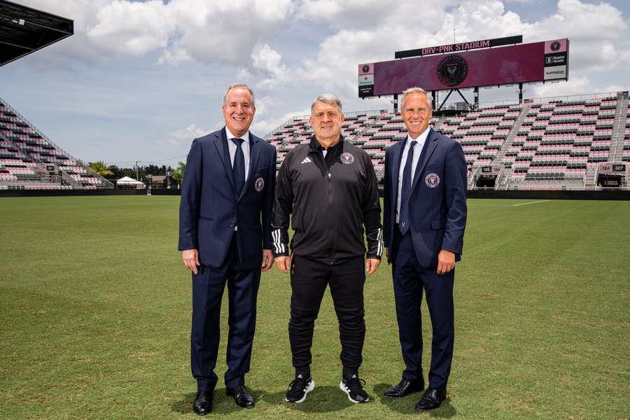 Tata Martino com Jorge Mas (proprietário e gestor) e Chris Henderson (diretor esportivo)