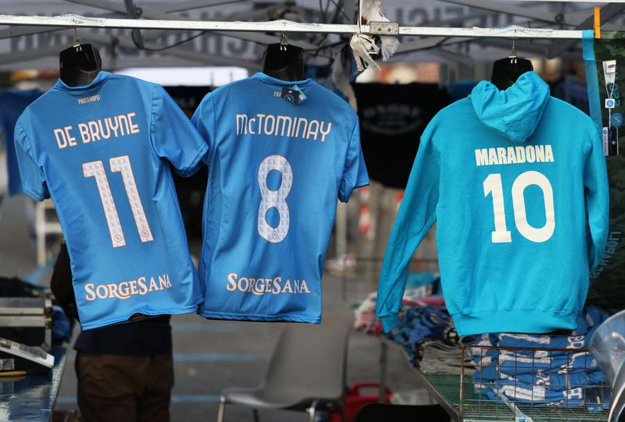 Delle maglie del Napoli fuori lo stadio Delle maglie del Napoli fuori lo stadio