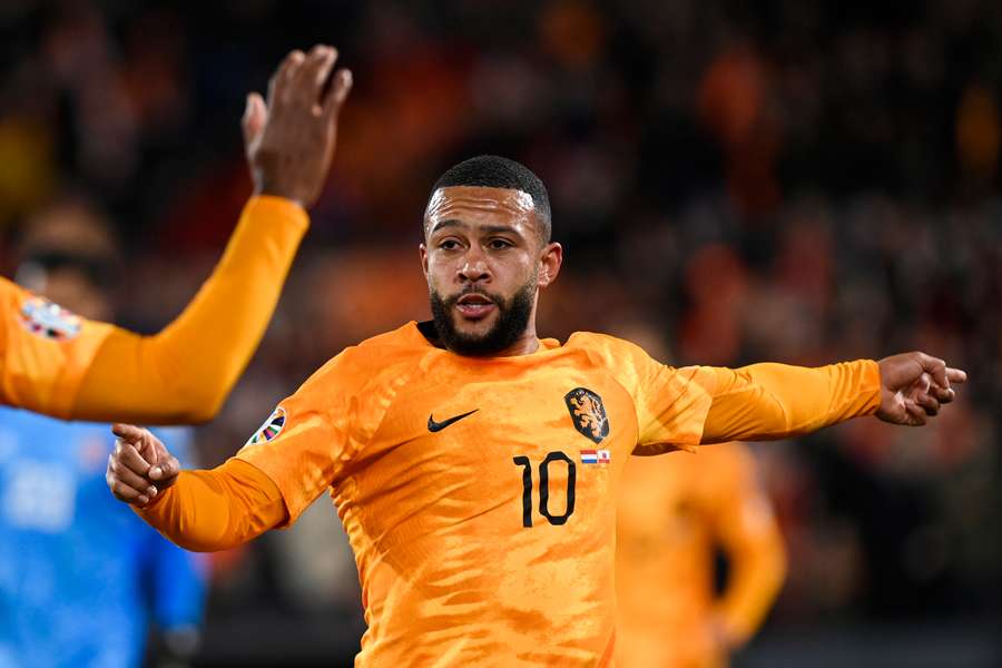 Memphis Depay ha vuelto lesionado tras jugar con Países Bajos