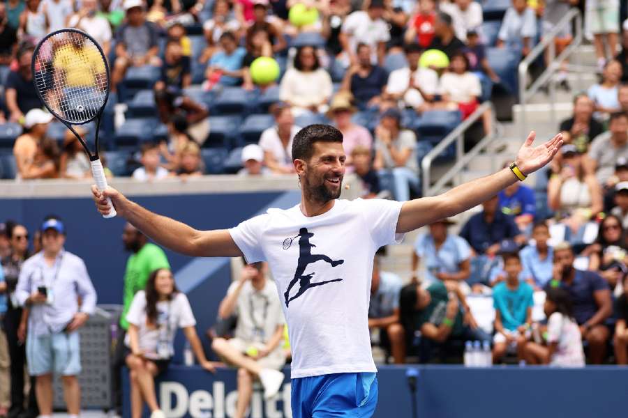 Djokovic bate Sinner, vai à final e mira 8° título em Wimbledon