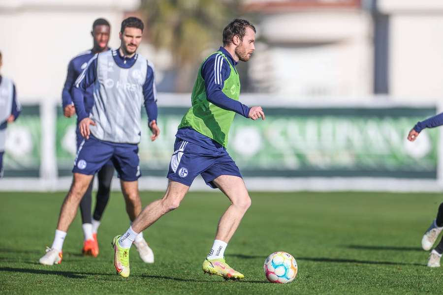 Ouwejan aan de bal tijdens een trainingssessie