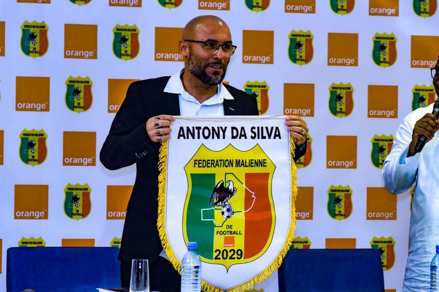 Tony da Silva assinou contrato válido por três anos, com mais um de opção