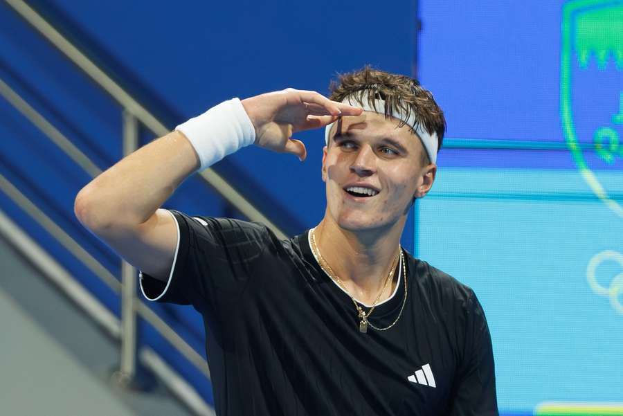 Jakub Menšík v utkání s Jannikem Sinnerem.