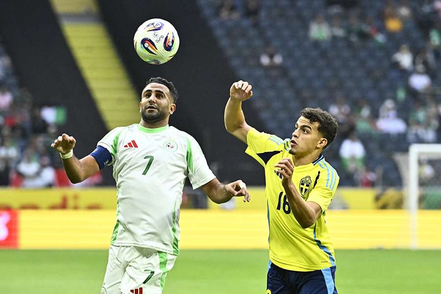 Mahrez v priateľskom zápase proti Švédsku. Mahrez v priateľskom zápase proti Švédsku.