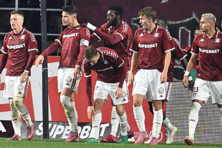 Antoine Baroan sărbătorește un gol în mijlocul coechipierilor rapidiști