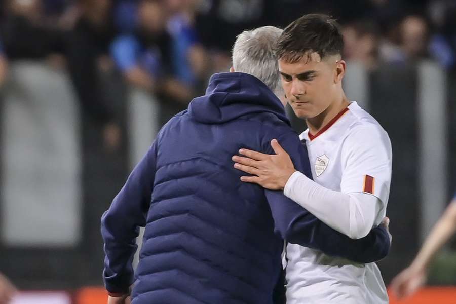 Mourinho e Dybala após o revés na Serie A