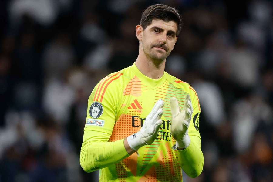 El portero belga del Real Madrid Thibaut Courtois aplaude a la afición local