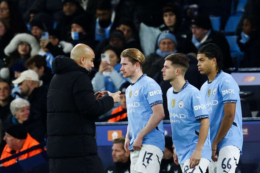 Guardiola conversa com os seus jogadores