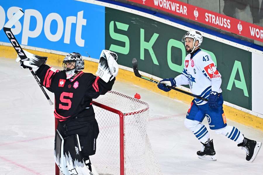 Jakub Kovář a za bránou jeho útočník Jan.