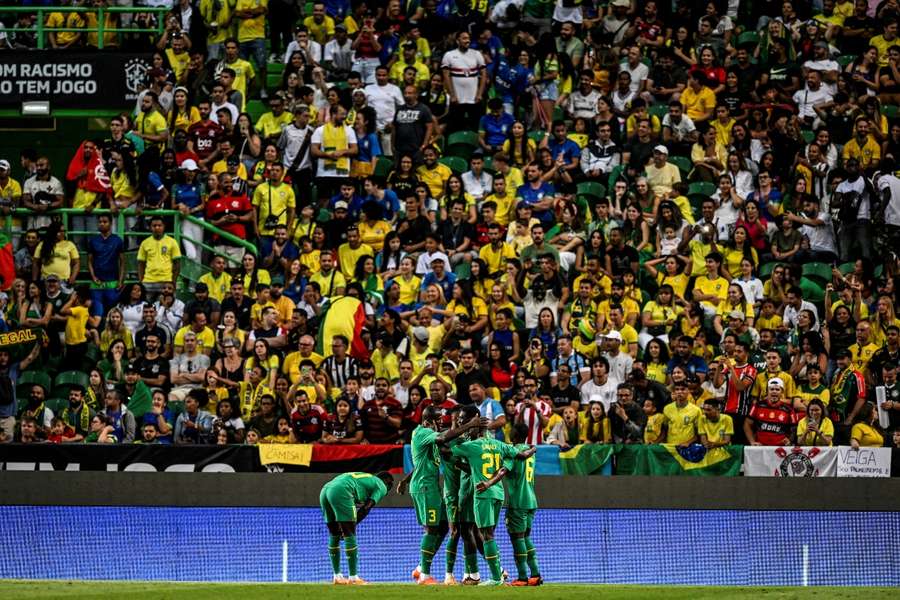 Senegal celebra uno de sus goles ante la afición brasileña presente en la grada.