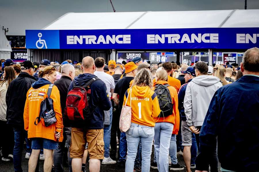 Mensen staan in de rij om de Dutch Grand Prix te komen bekijken