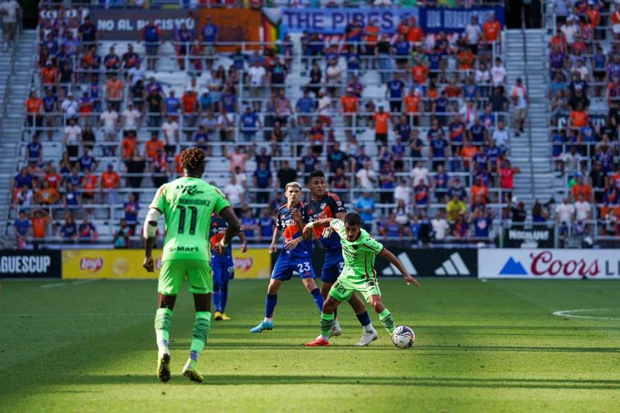 Ricardinho em destaque no emblema mexicano