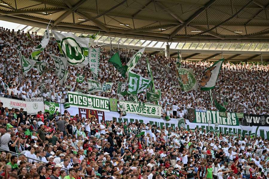 Das Fan-Bündnis "Unsere Kurve" hat sich erneut zur 50+1-Regel positioniert. Das Fan-Bündnis "Unsere Kurve" hat sich erneut zur 50+1-Regel positioniert.