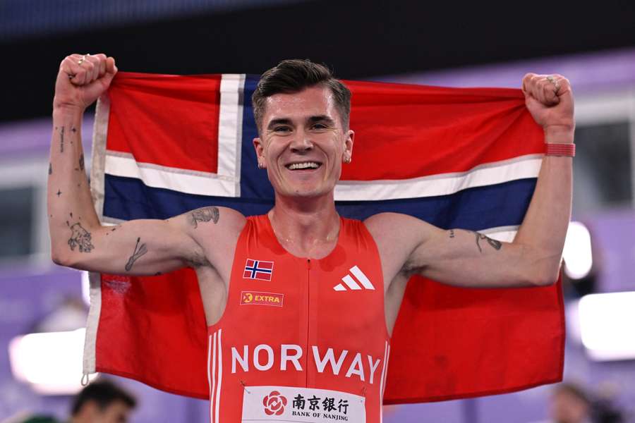 Ingebrigtsen celebra su oro en los 3.000 m en pista cubierta