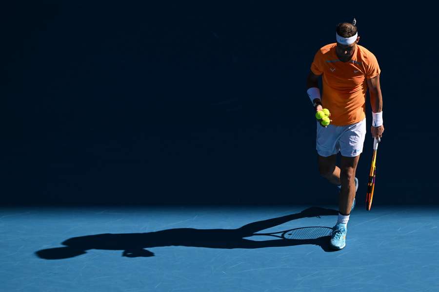 Nadal derrota a Draper y avanza con suspense a la segunda ronda del Abierto de Australia