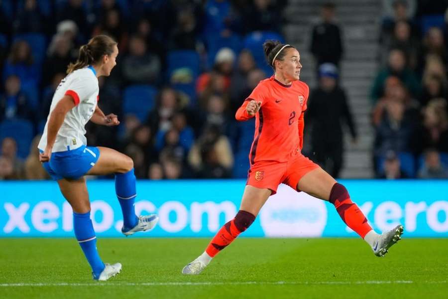 Lucie Martínková centruje přes Lucii Bronzeovou