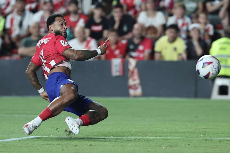 Memphis Depay durante o jogo Rayo - Atleti