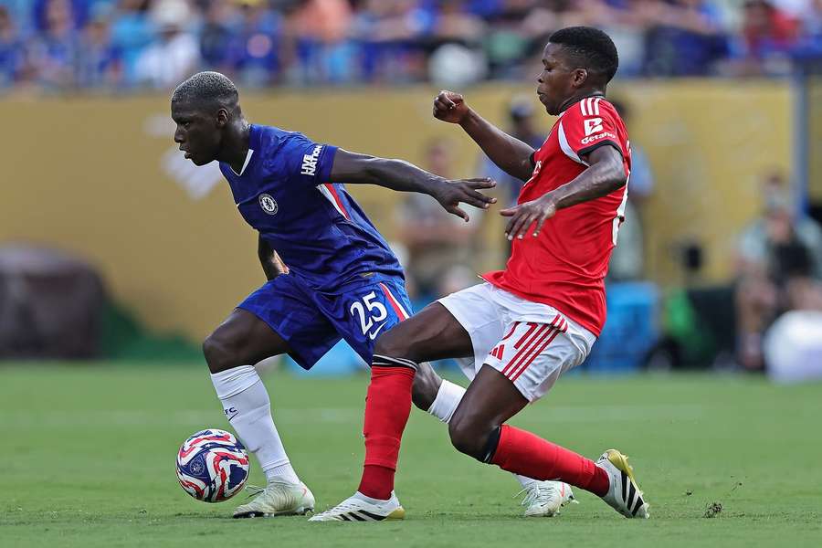Moises Caicedo del Chelsea affronta Florentino Luis del Benfica durante la partita del Mondiale per Club 2025.