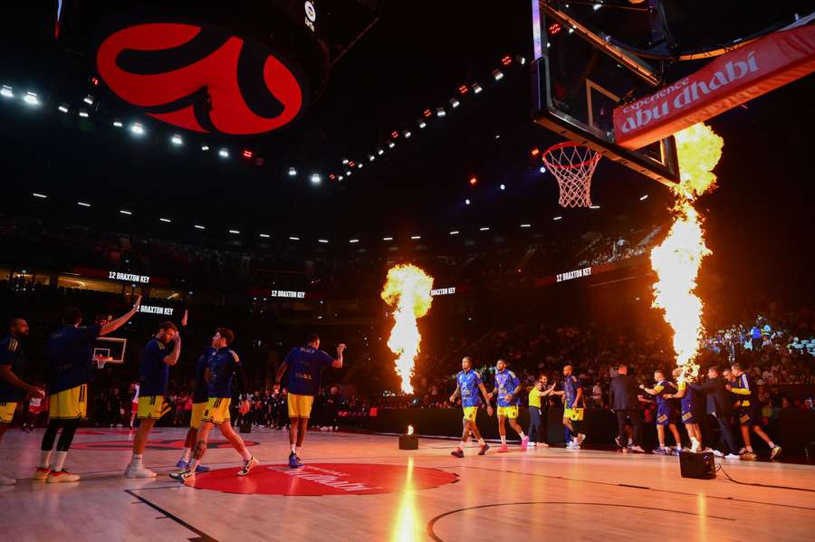 Zawodnicy rozgrzewają się przed półfinałowym meczem Superpucharu Euroligi pomiędzy Fenerbahce Tarfin a Olympiakosem w Etihad Arena w Abu Zabi.