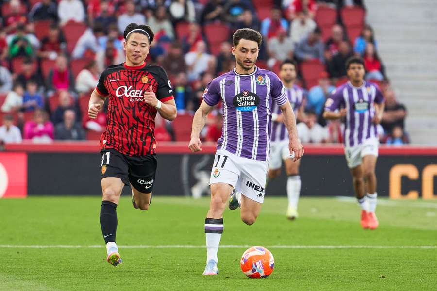 Raúl Moro, con el balón, durante un partido del Valladolid Raúl Moro, con el balón, durante un partido del Valladolid