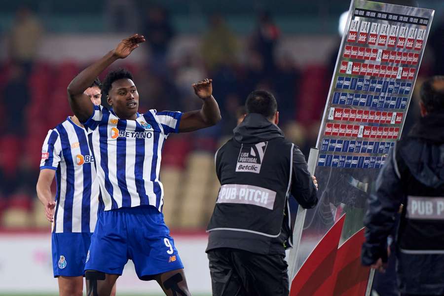 Samu golpea el fondo que se usa para las entrevistas a pie de campo.