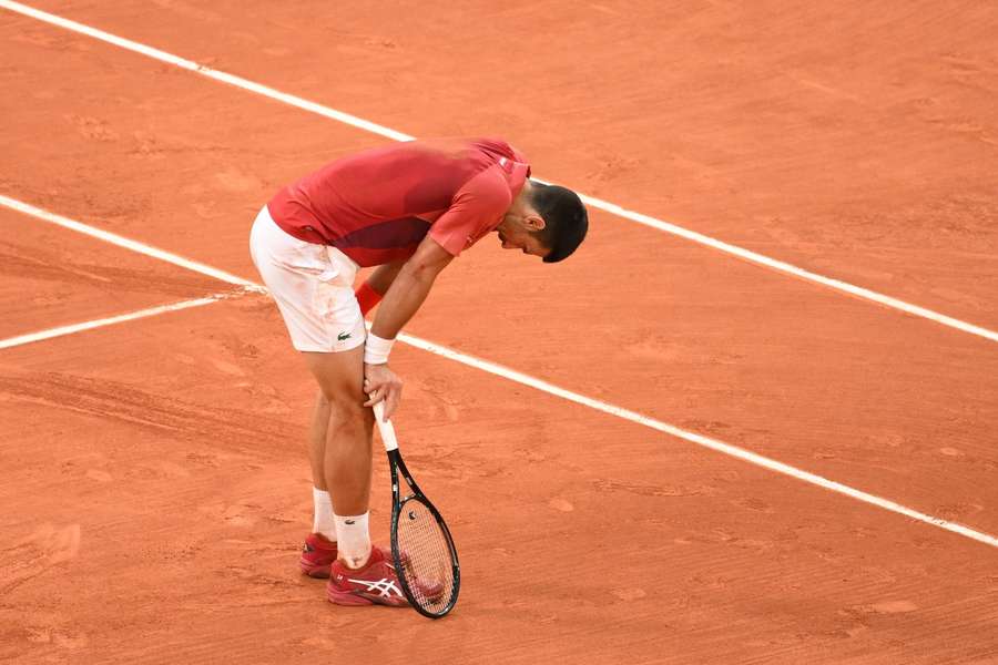 Djokovic, dolorido en la pista