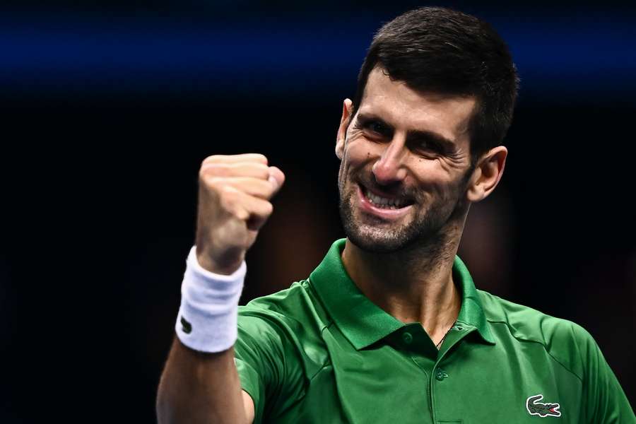 Djokovic, con el puño cerrado, celebra la victoria sobre Tsitsipas en Turín. 