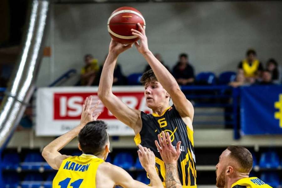 Lukáš Smažák podepsal smlouvu s Frankfurtem. Lukáš Smažák podepsal smlouvu s Frankfurtem.