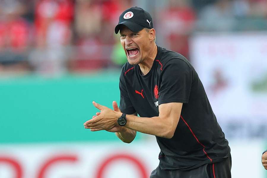 Alexander Blessin beim DFB-Pokalspiel gegen Halle. 