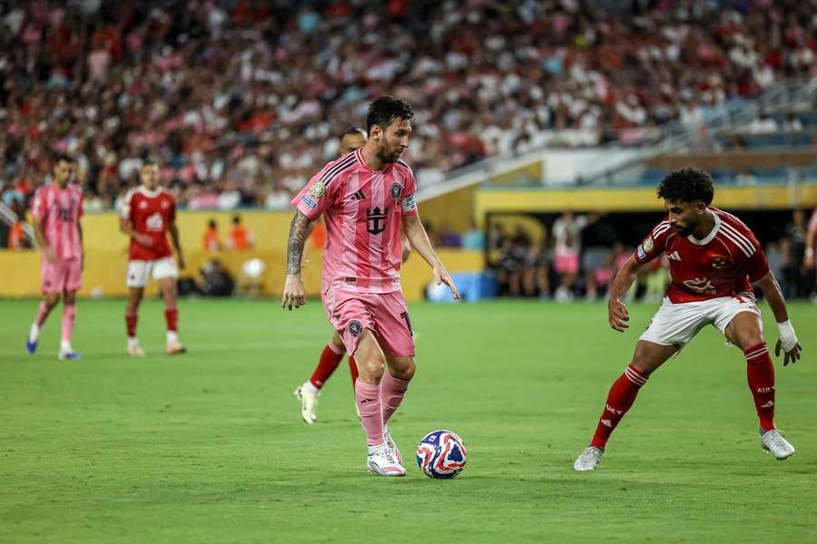 Messi encara al rival.
