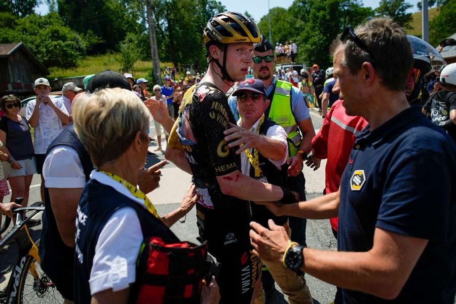 Nathan van Hooydonck krijgt medische hulp na de crash tijdens de 15e etappe