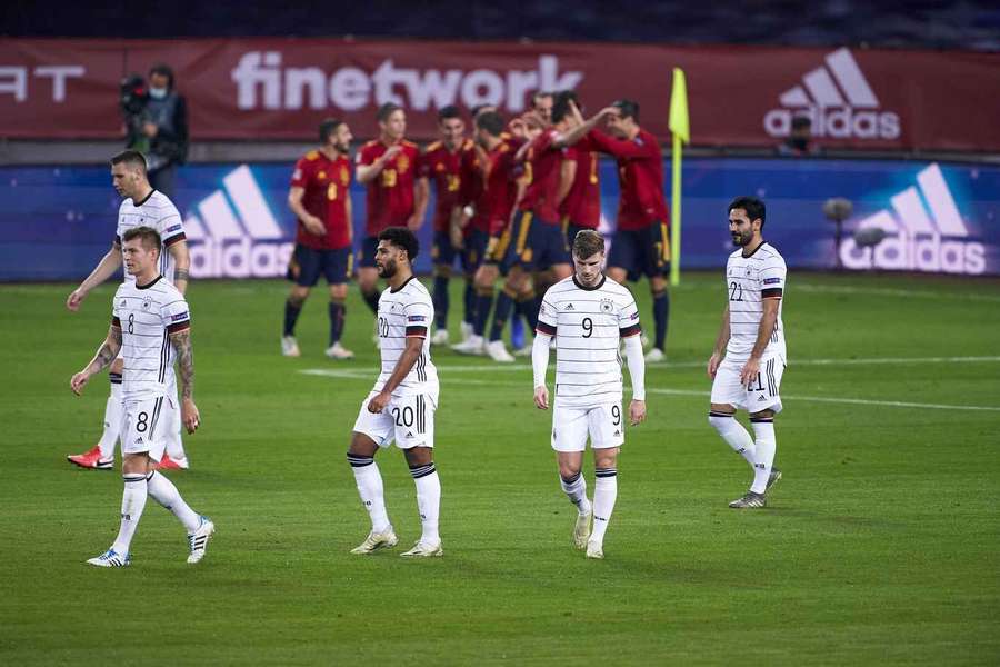 Hängende Köpfe der deutschen Spieler bei der "Schmach von Sevilla"