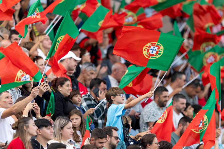 Adeptos da seleção nacional de sub-21 de Portugal durante o jogo frente à Albânia Adeptos da seleção nacional de sub-21 de Portugal durante o jogo frente à Albânia