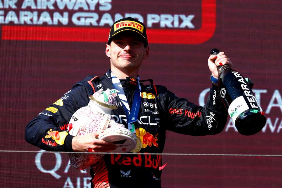 Trofej Maxe Verstappena nepřežila střet s Landem Norrisem. Trofej Maxe Verstappena nepřežila střet s Landem Norrisem.