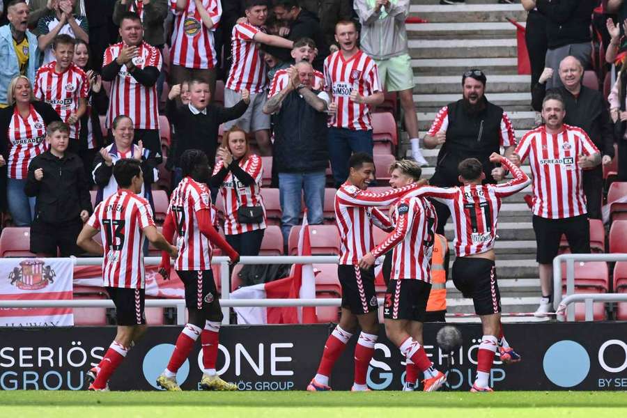 Sunderland hit Sheff Wed for four to maintain perfect start