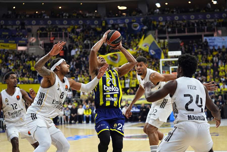 El Real Madrid, intentando robar un balón
